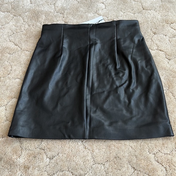 Faux leather size medium skirt - Picture 2 of 2